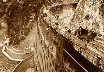 Cantiere di una diga nel secolo scorso
