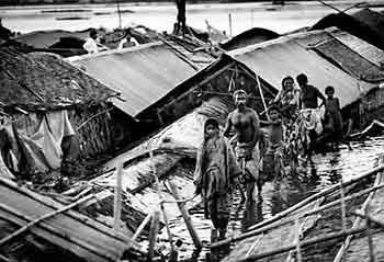 I Quartieri poveri nella zona Bhasntak di Dacca sono Stati invasi dalle acque dopo le violente alluvioni che hanno colpito il paese. Bangladesh, settembre 1998